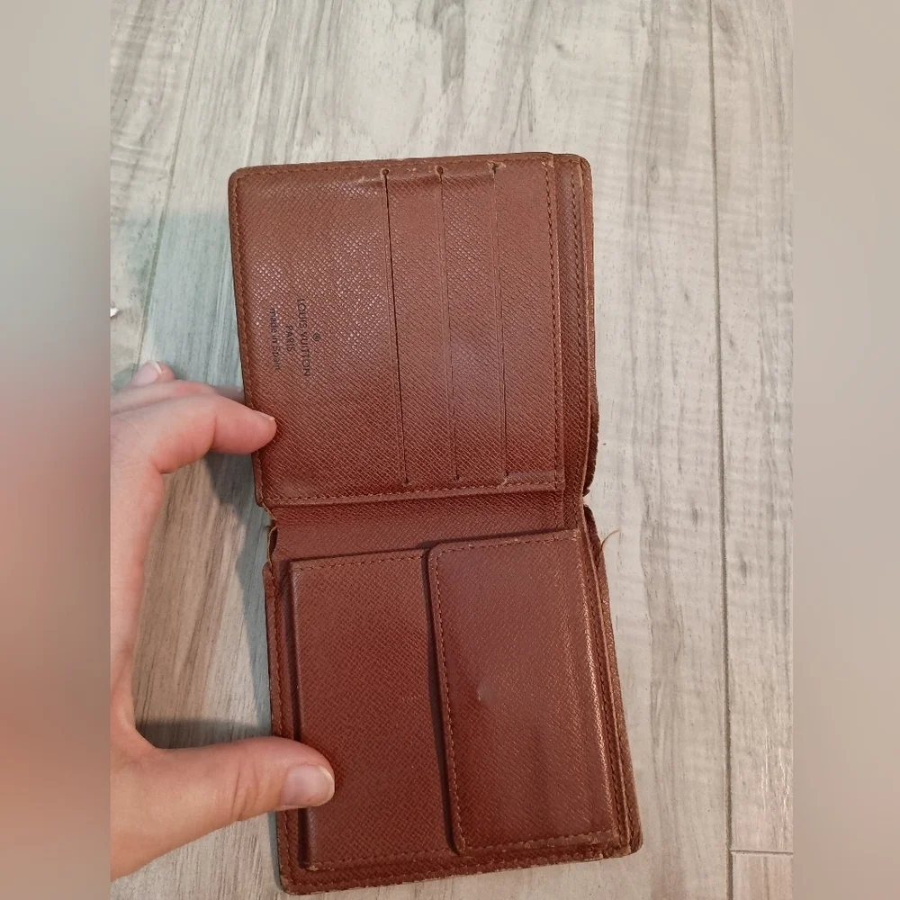 Louis Vuitton Men’s Monogram Billfold Wallet